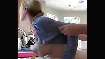 Sorprendiendo a mi esposa en el lavaplatos