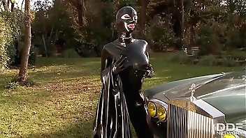 Fetish Queen Latex Lucy Fucks herself outdoors with Dildo